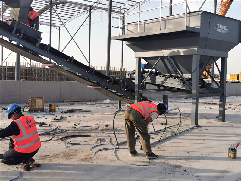 錫寶重工員工們冒著高溫在江蘇淮安客戶(hù)現(xiàn)場(chǎng)進(jìn)行設(shè)備安裝(圖2)