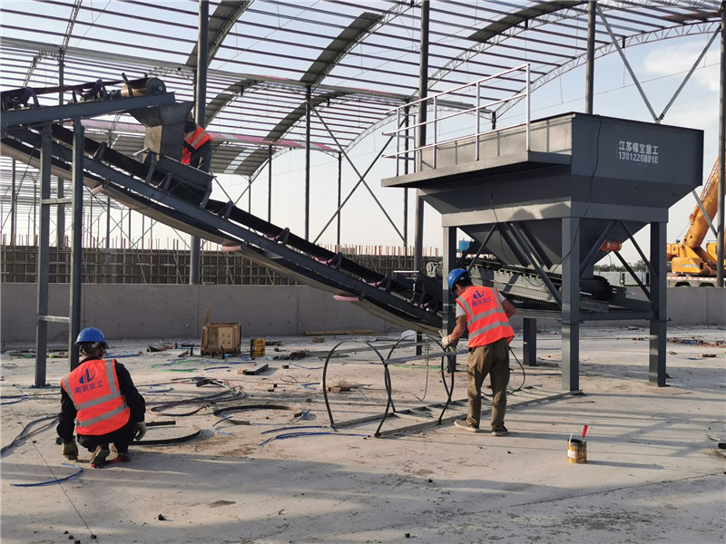 錫寶重工員工們冒著高溫在江蘇淮安客戶(hù)現(xiàn)場(chǎng)進(jìn)行設(shè)備安裝(圖6)