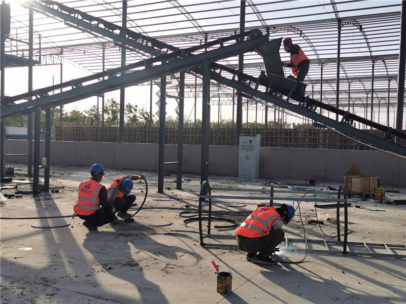 錫寶重工員工們冒著高溫在江蘇淮安客戶(hù)現(xiàn)場(chǎng)進(jìn)行設(shè)備安裝(圖5)